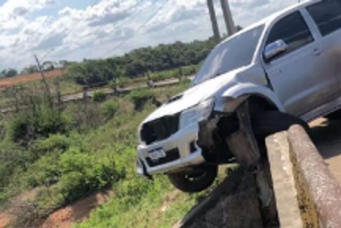 Motorista perde controle da direção e veículo fica dependurado em mureta de barragem no interior de AL