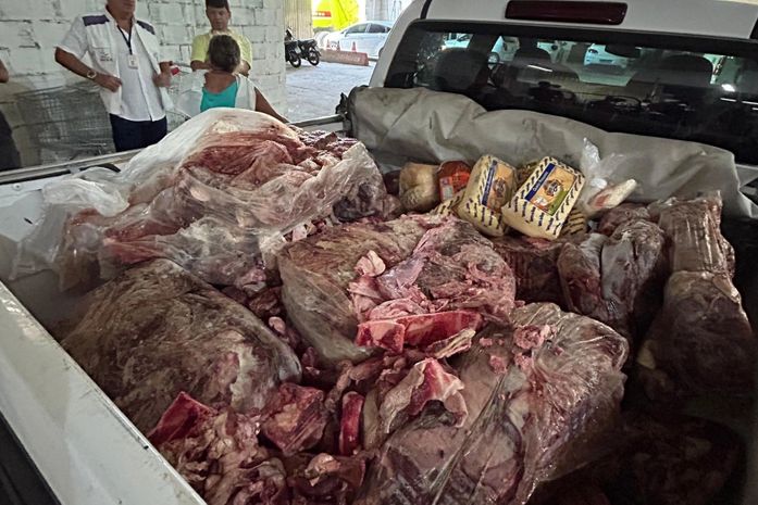 Visa apreende 500 kg de carne imprópria para consumo em supermercado na parte alta de Maceió