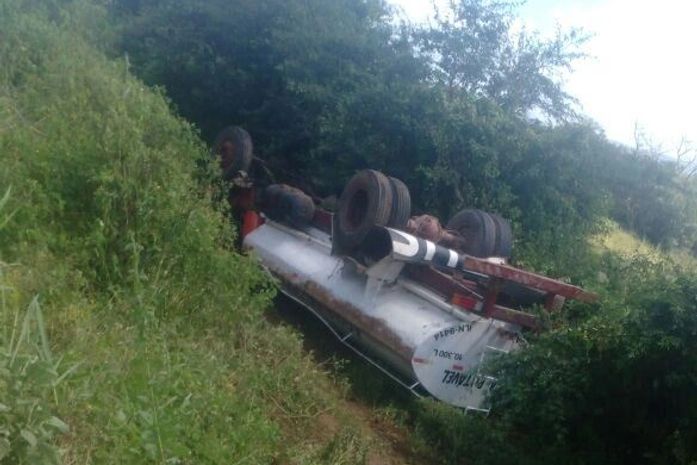 Caminhão-pipa capota e motorista fica ferido na AL 115
