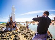 Estátua da Sereia atrai visitantes após ganhar de volta cauda e pintura