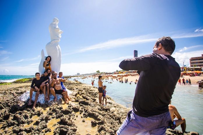 Estátua da Sereia atrai visitantes após ganhar de volta cauda e pintura