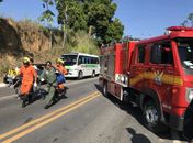 Acidente entre carro de passeio e ambulância deixa feridos na BR-104