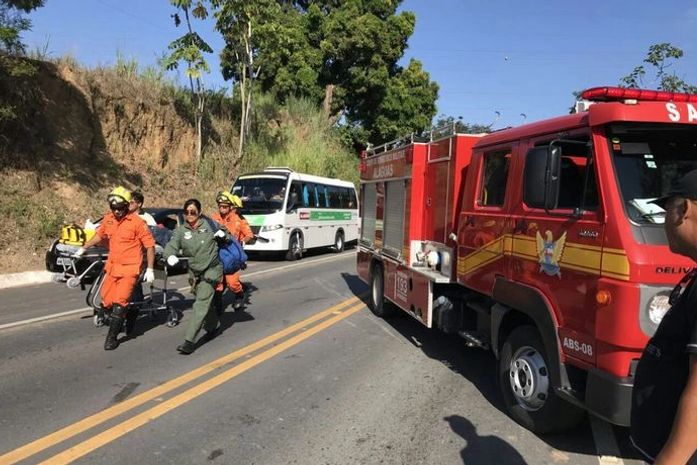 Acidente entre carro de passeio e ambulância deixa feridos na BR-104