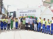 Prefeito de Santana do Mundaú entrega dez novos veículos e distribui fardamentos aos profissionais da limpeza pública