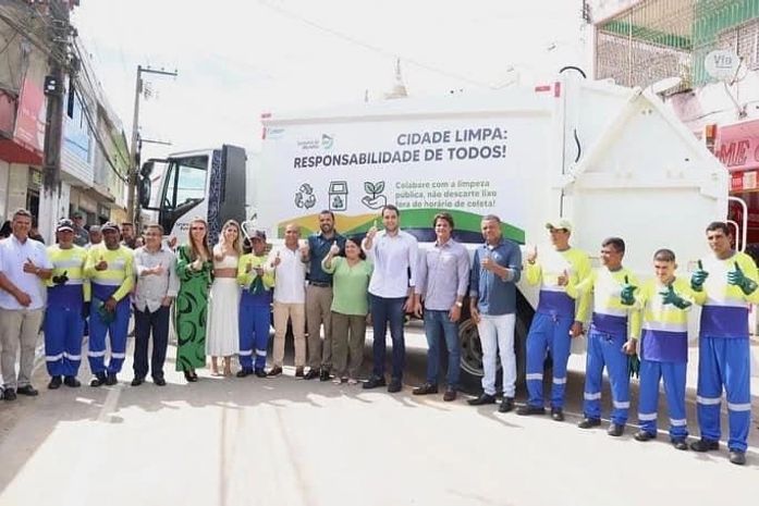 Prefeito de Santana do Mundaú entrega dez novos veículos e distribui fardamentos aos profissionais da limpeza pública