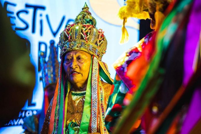Apresentação do Guerreiro Campeão do Trenado se apresenta no palco Pétala, na Associação Comercial do Jaraguá