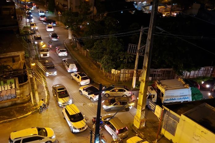 Acidente na Avenida Gustavo Paiva provoca congestionamento no trânsito; veja vídeos