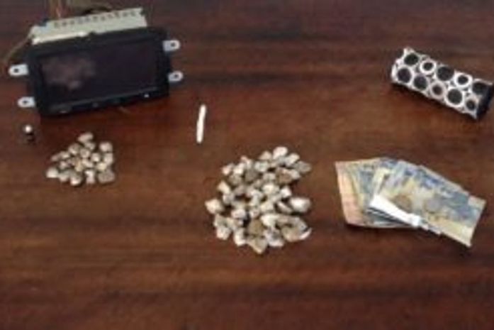 Material apreendido com a dupla