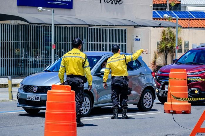 Equipes do Departamento Municipal de Transportes e Trânsito (DMTT) 