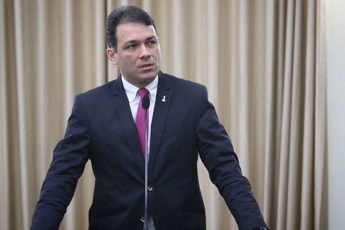 No plenário da Assembleia, Dudu Ronalsa repudia caso de vandalismo na Paróquia Senhor do Bonfim