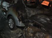 Carros ficaram destruídos após incêndio