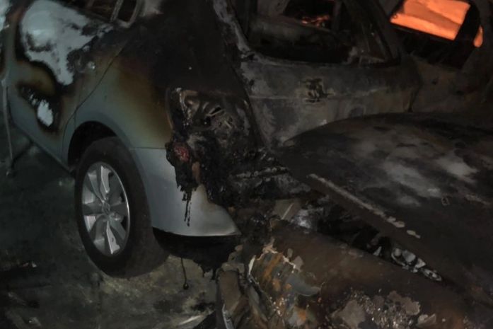 Carros ficaram destruídos após incêndio