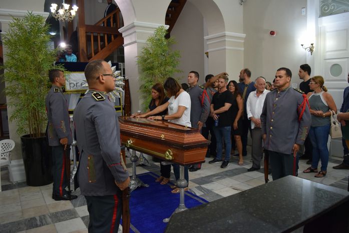 Corpo esta sendo velado no saguão da Assembléia Legislativa. Sepultamento está marcado para a tarde desta terça-feira (11).