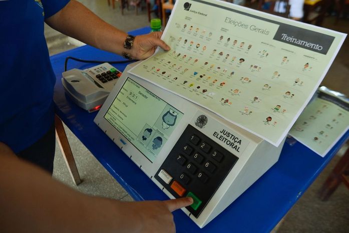 Bolsonaro sanciona com vetos lei que muda regras eleitorais