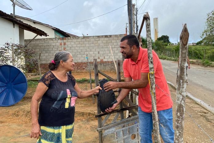 Vereador Nego das Brenhas realiza entrega de peixes em Santana do Mundaú