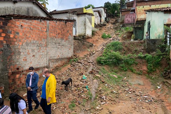 Prefeito visita bairro castigado pelo temporal em Palmeira dos Índios