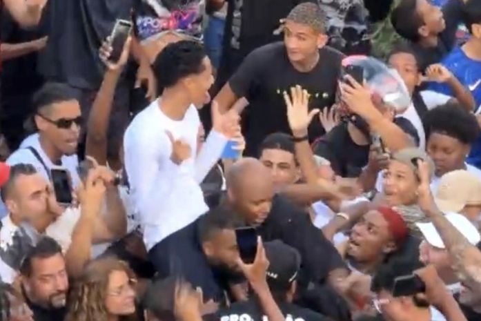 Após 69 dias, Oruam deixa a prisão e é recebido por Cabelinho, Poze do Rodo e outros artistas na porta da prisão