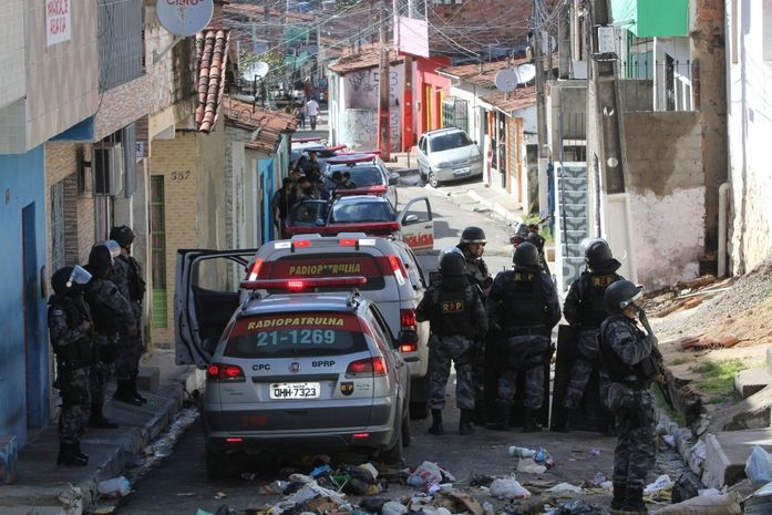 Letais em serviço, policiais ficam vulneráveis ao crime durante folga