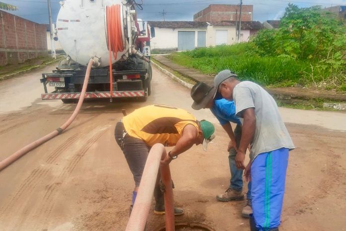Prefeitura de Santana do Mundaú realiza limpeza de galerias no Residencial Jussara