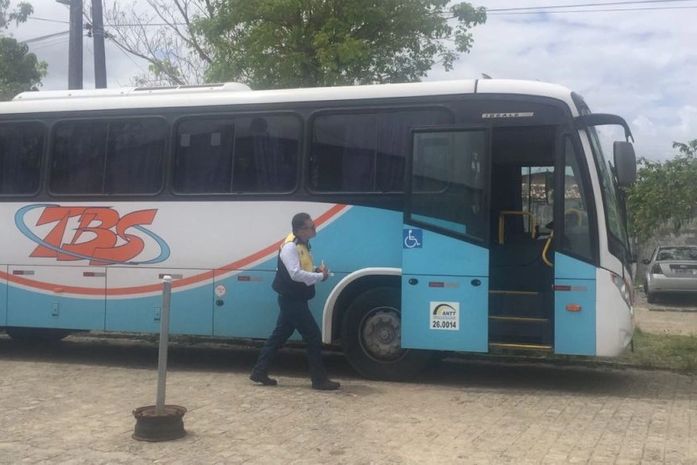 Por irregularidades, SMTT apreende cinco ônibus de turismo em Maceió