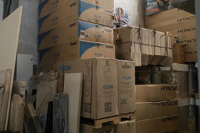 Caixas empilhadas em Almoxarifado Central