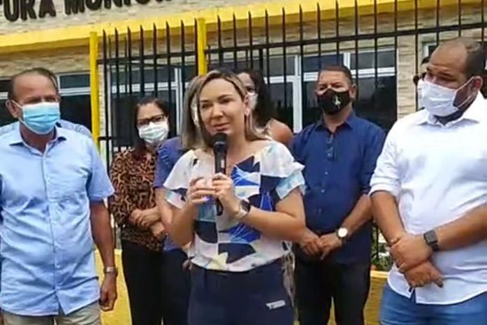 Prefeita se emociona com choro durante festa de emancipação, por ter escapado da Covid-19 justamente  há um ano