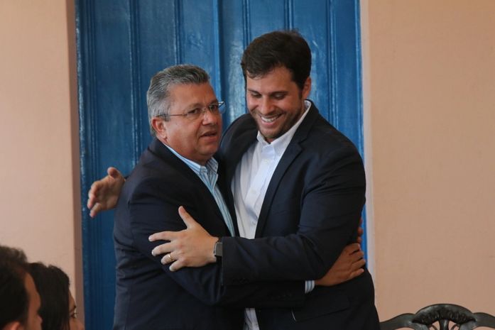 Prefeito Cláudio Filho Cacau transmite cargo para vice Walter Avelino