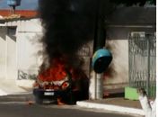 Pane elétrica provoca incêndio em veículo no centro de Feira Grande