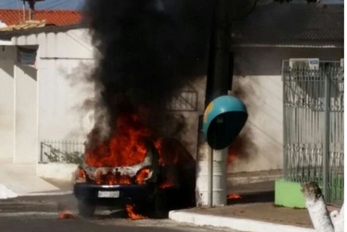 Pane elétrica provoca incêndio em veículo no centro de Feira Grande