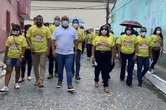 Prefeito se engajou junto com professores na busca de alunos para recompor a grande evasão escolar que o município sofreu nos últimos anos