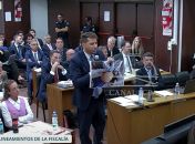 Maradona morreu assim': promotor mostra foto de ex-jogador minutos após sua morte durante julgamento