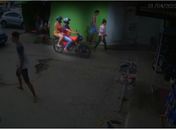 Polícia divulga imagens para tentar identificar suspeitos na morte de entregador; veja vídeo 