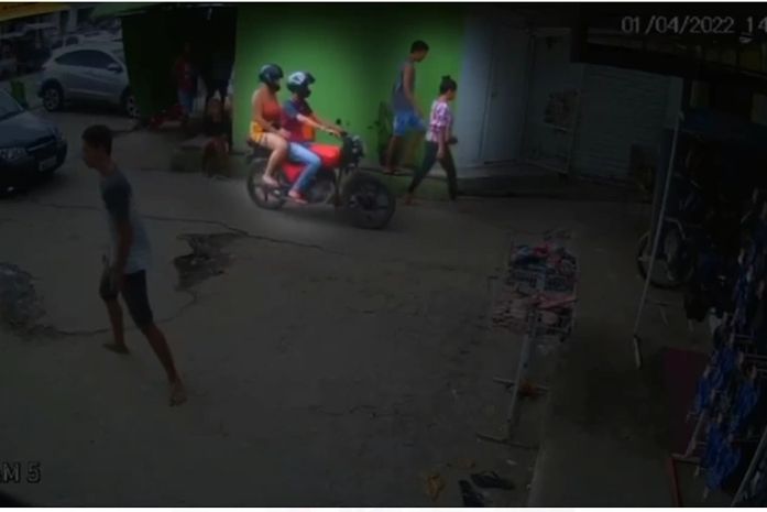Polícia divulga imagens para tentar identificar suspeitos na morte de entregador; veja vídeo