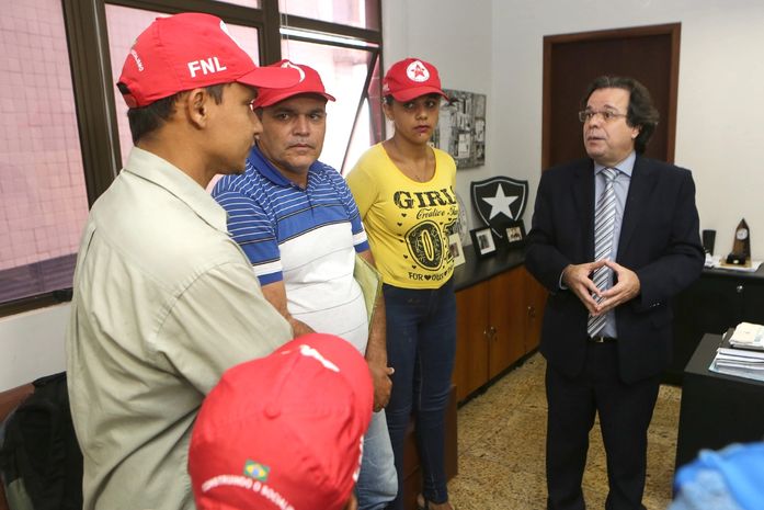 Famílias que ocupam terreno em Murici poderão ficar na área por mais 120 dias