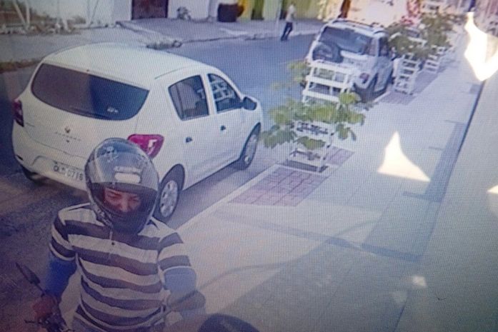 Suspeito utiliza moto para assaltar na Mangabeiras