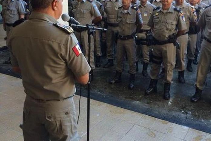 Comandante da PM fala para a tropa antes do embarque