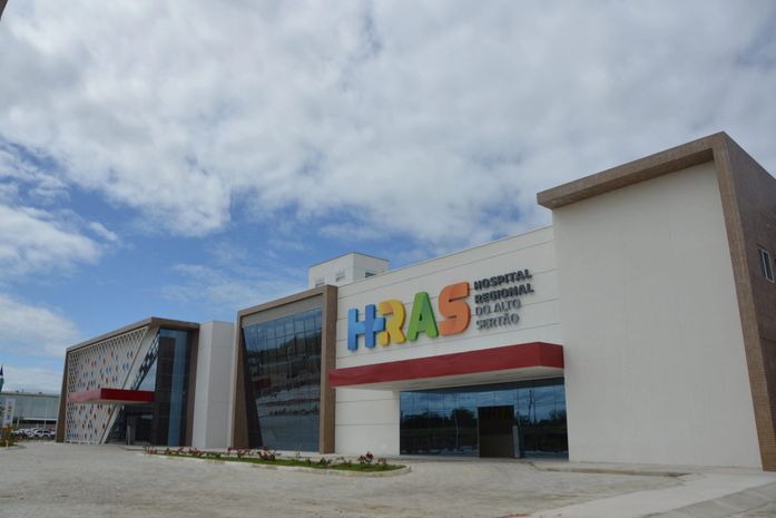 Colisão entre viatura da PM e cavalo deixa policial ferido em Delmiro Gouveia