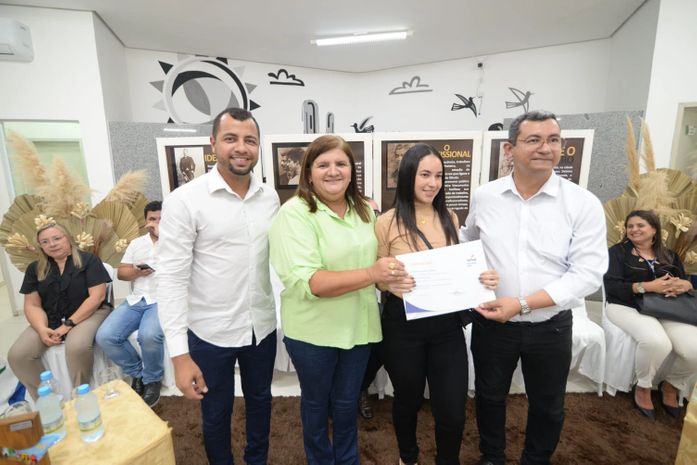 Prefeitura entrega certificados e anuncia novo curso pelo programa "Qualifica + Delmiro"