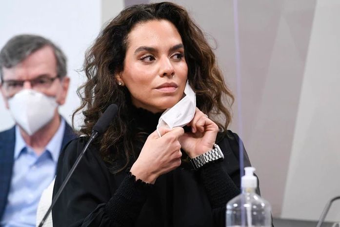 Nem toda Luana que reluz é ouro, ou o encantamento por Luana Araújo também precisa ser mediado por uma colher de café de práxis. .