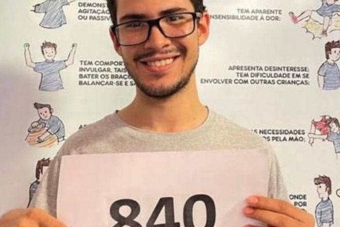 Jovem autista usuário da APAE comemora conquista de nota 840 na redação do ENEM