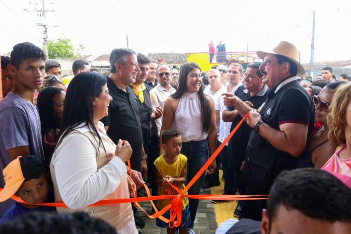 Prefeito Gilberto Gonçalves inaugura nova escola com capacidade para mais de 1.500 alunos, com a presença do Deputado Federal Arthur Lira