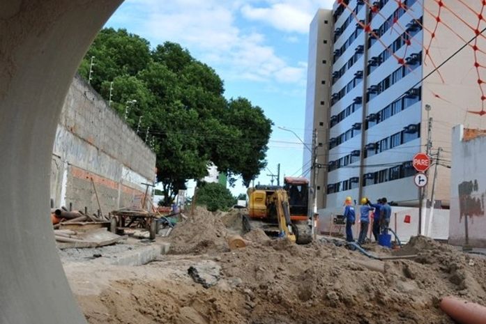 Obras de esgotamento sanitário na Pajuçara