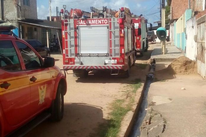 Bombeiros são acionados para conter incêndio em igreja de Maceió