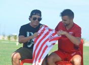 Ídolo da música sertaneja, cantor Chitãozinho visita CT do CRB