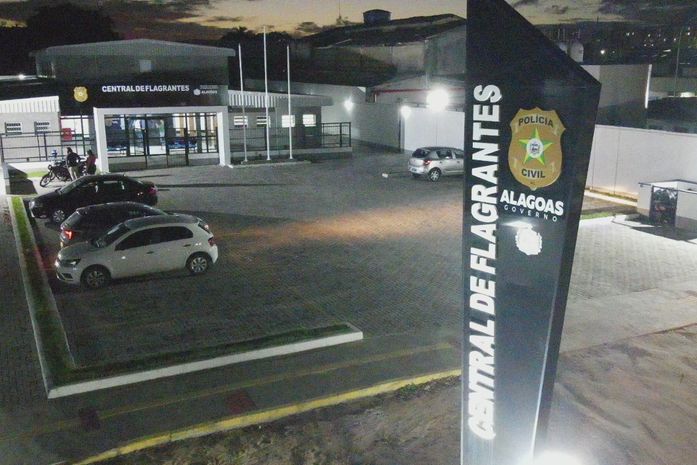 Jovem é preso por tráfico de drogas após troca de tiros na Grota Novo Mundo, em Maceió