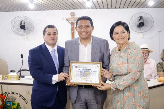 Prefeito Júlio Cezar recebe comenda da Câmara de Vereadores de Palmeira dos Índios
