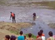 Corpo foi encontrado boiando no rio, enrolado em um colchão.