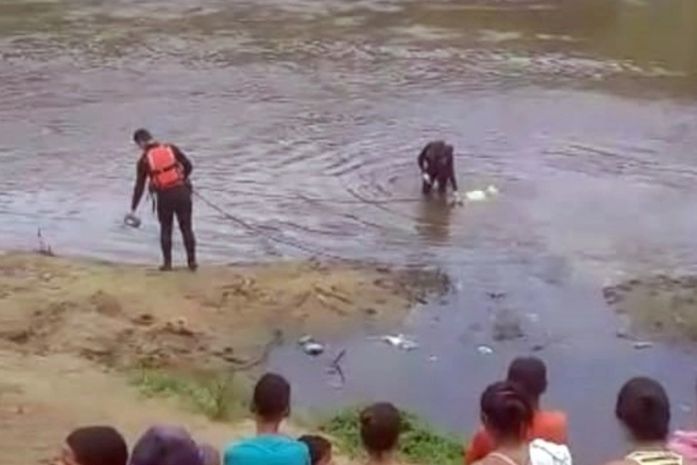 Corpo foi encontrado boiando no rio, enrolado em um colchão.