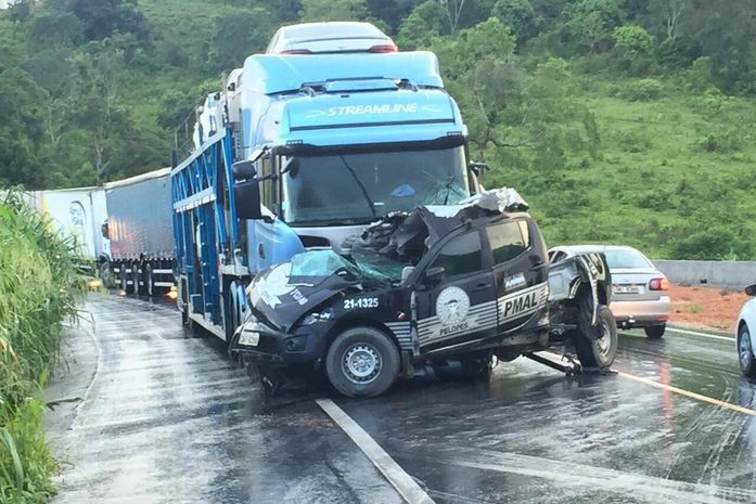 Colisão entre viatura e caminhão cegonha deixa três policiais mortos na BR-101