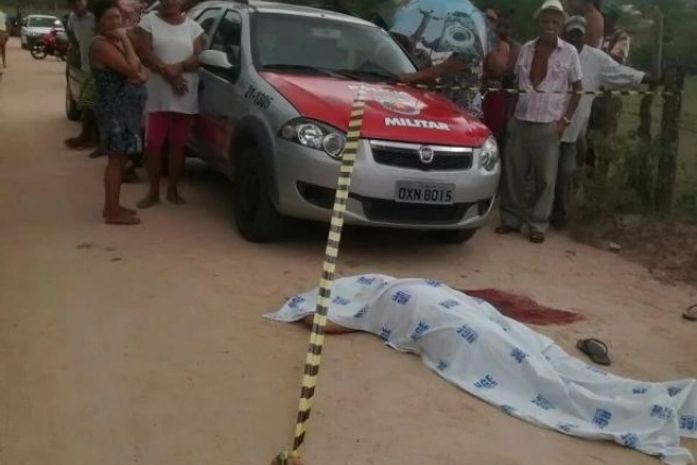 Maria Quitéria morreu no local com três tiros; filho foi socorrido